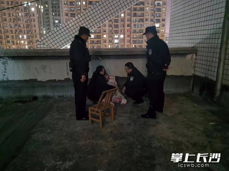 民辅警将女子从阳台上救了下来。长沙晚报通讯员 刘彬 供图