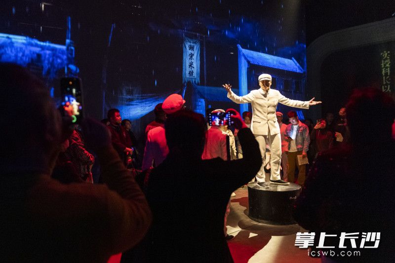 扮演青年毛泽东的演员登场发表了热血激昂的爱国演讲，现场观众的情绪也被调动起来。