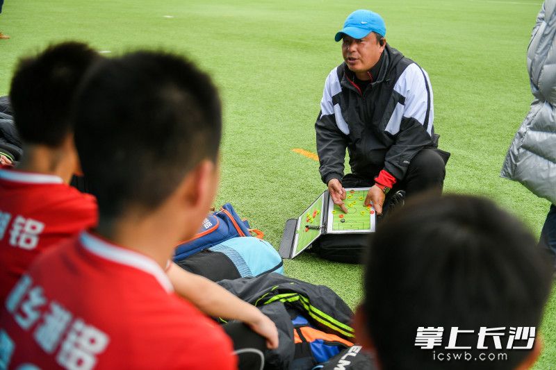 中场休息时间，湘乡湘铝队教练员在布置战术。