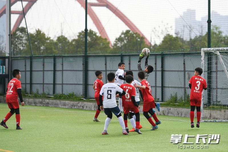 湘乡湘铝队守门员在摘取高空球。