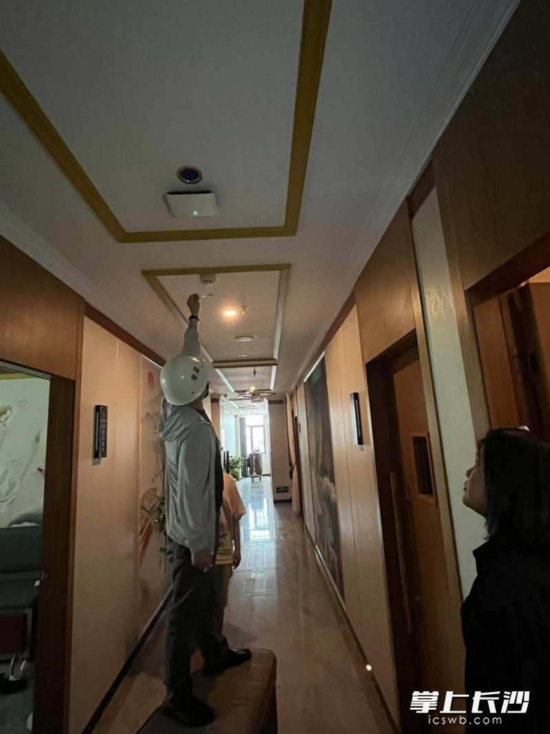 检查中，工作人员发现，花田体验馆烟感器瘫痪。均为长沙晚报通讯员 刘姣摄