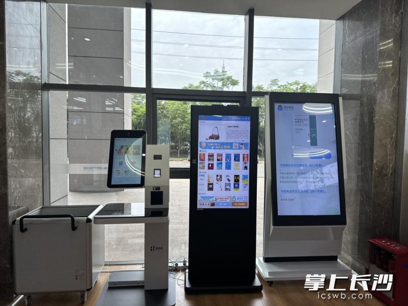 馆内电子设备为市民读者提供扫描阅读服务，报刊可直接在机器上阅读，实时更新。