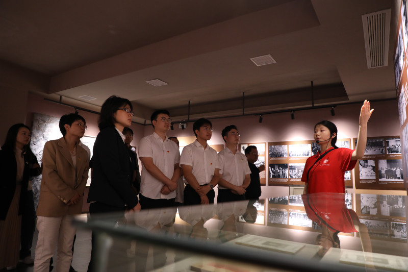 5月23日，中建三局中南公司20余名建设者走进徐特立纪念馆，学习特立精神，重温红色历史。