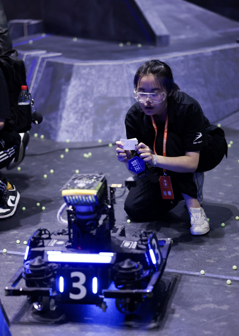 比赛前，队员对机器人进行最后的调试。