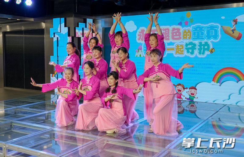  “五老”志愿者带来了舞蹈“秋韵”，为孩子们庆祝节日，送上祝福。
