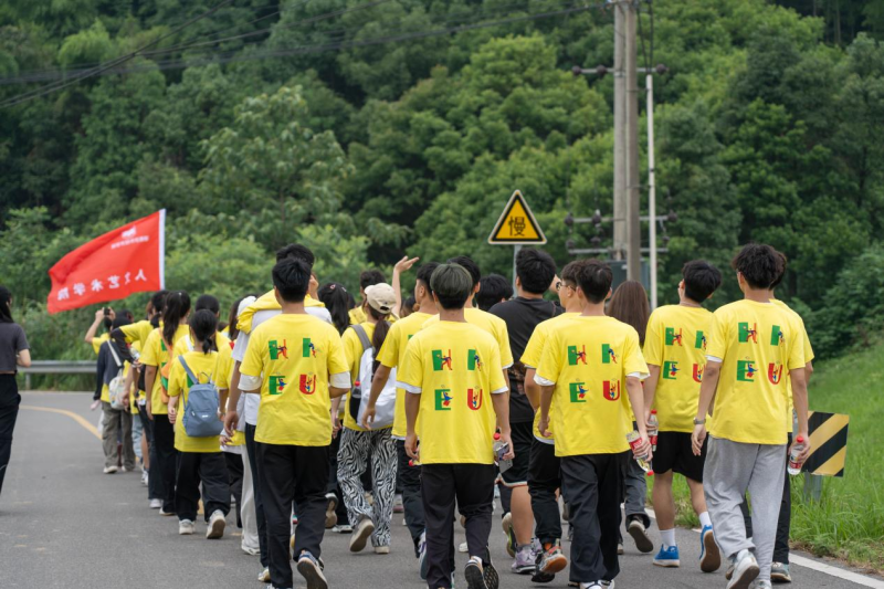 活动当日，数百名师生还来到廖家坪村罗家咀的美丽乡村示范路开展徒步活动，在三益村党群活动中心进行实地采访调研。