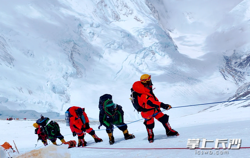 唐玲（右一）和队友在攀登珠峰途中。