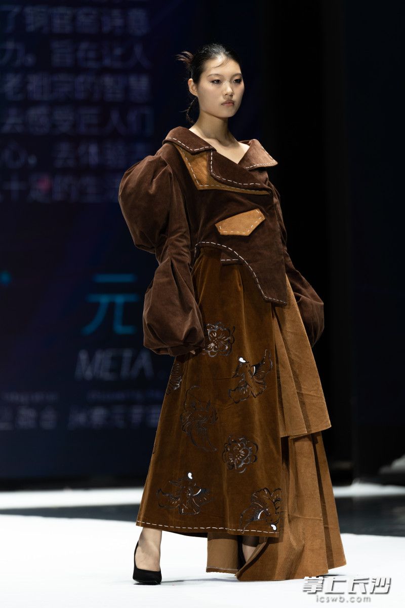 《窑·釉》将浪漫的铜官窑陶瓷廓形和纹样在女装设计中进行融合。