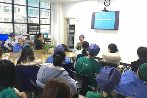 文宇副教授为医护人员授课。