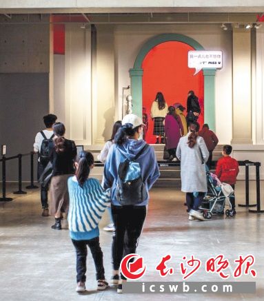 恢复开馆后，谢子龙影像艺术馆中，游客井然有序参观。均为受访者供图