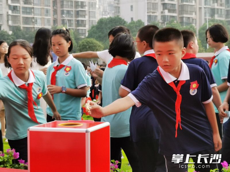 学生将期许折成千纸鹤放进“未来可期”箱。