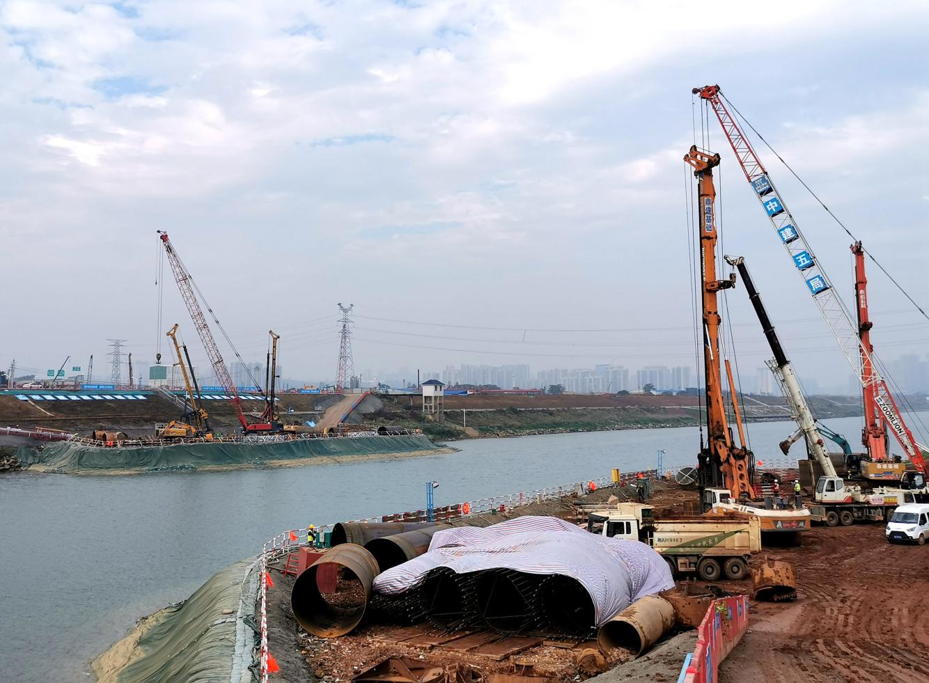 湘府东路跨浏阳河大桥项目目前已完成64根主墩桩基施工。长沙晚报通讯员 陈苹 摄