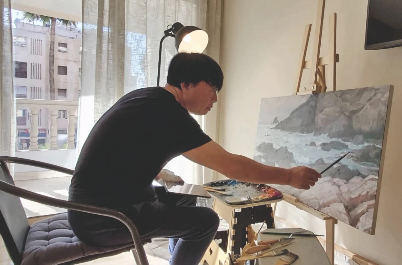 随遇而安，安顿心身，李自健在这座简易公寓里，有限的画具、画材，搭起了简陋的画室，因地制宜，潜心作画。