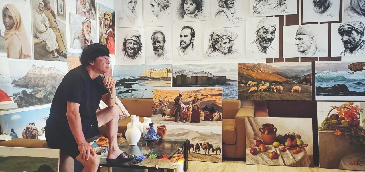 7月7日，在困居摩洛哥158天之后，李自健终于等到了回国的一天，能带着百余幅画作回到祖国，画作前的李自健心潮起伏，思绪万千。