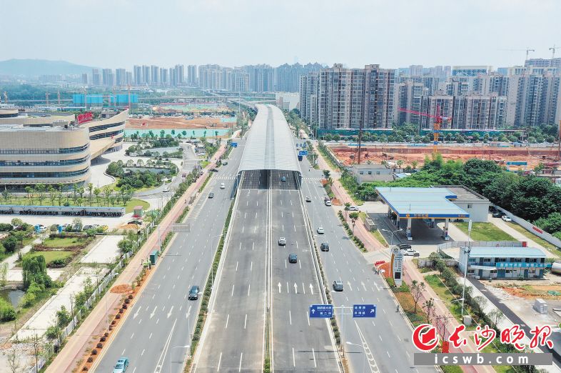 6月24日，湘府路快速化改造工程（河西段）与潭州大道顺接桥梁正式放开交通。　　邹麟 摄　