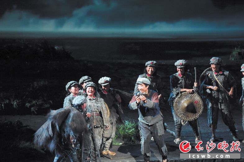 7月9日，民族歌剧《半条红军被》在长沙梅溪湖大剧院首演。均为长沙晚报全媒体记者 邹麟 摄