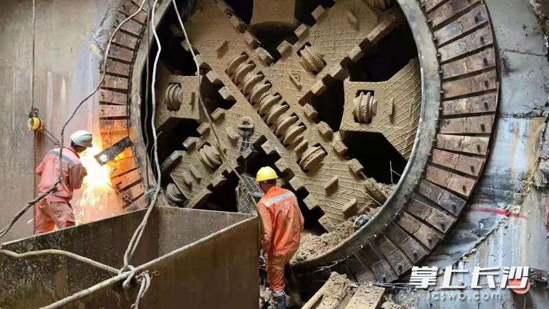 万家丽路快速化改造北延线项目电力隧道第三区间第3号盾构机顺利完成接收。