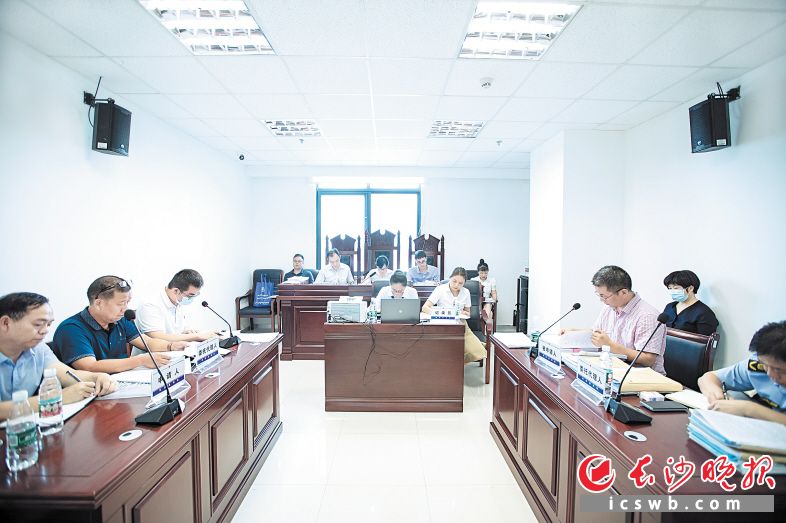 9月1日，长沙县举行行政复议体制改革后首场听证会，就3家企业不服长沙县行政执法局作出的行政处罚一案进行了听证。