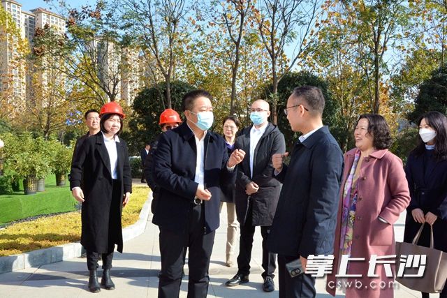 12月2日，中国工业互联网研究院党委书记刘爱民（前排左一）率队深入长沙高新区调研项目选址工作。