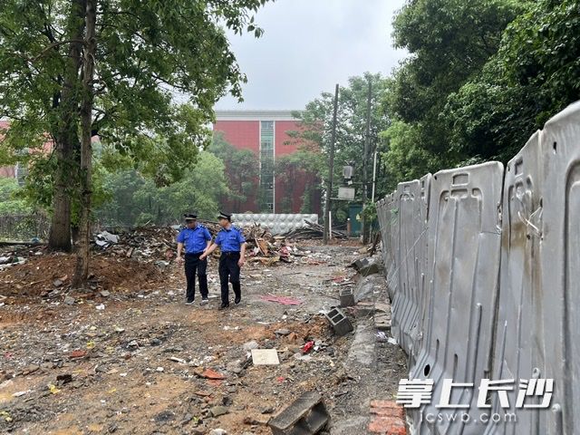 天顶街道有关工作人员检查拆除违章建筑后的马家塘巷。