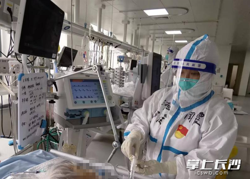 周霞在上海瑞金医院卢湾分院重症监护病房。