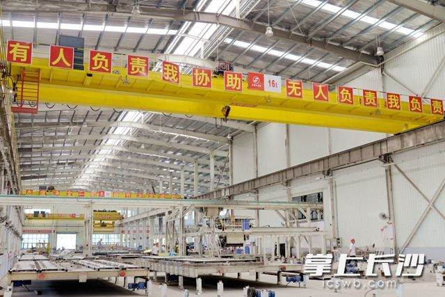8月1日下午，记者深入湖南东方红长沙装配式建筑产业基地的生产车间。