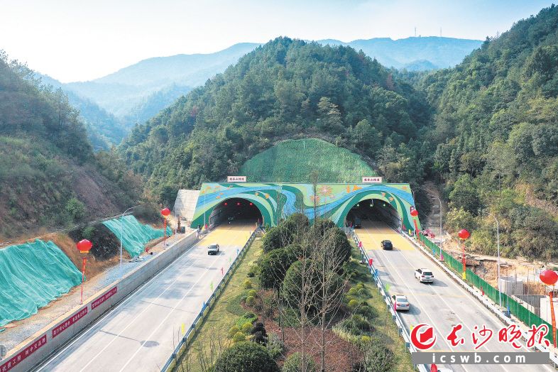 　　金阳大道道吾山隧道是全省最长的双向六车道公路隧道。长沙晚报全媒体记者 黄启晴 摄