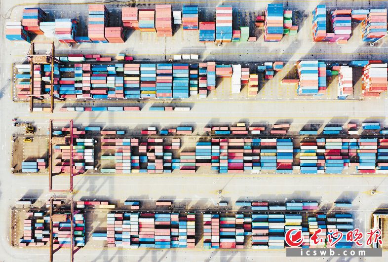 　　长沙新港的每一个货运集装箱，都是一扇开福区、长沙乃至全省通江达海、拥抱世界的窗口。 孙翊雯 供图