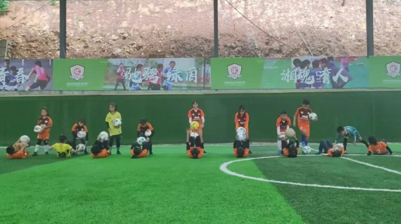 湘乡市湘成青少年足球基地，彝族孩子们在进行足球训练。均为长沙晚报通讯员 侯瑛 供图