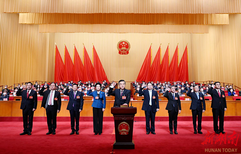 1月18日上午，湖南省十四届人大一次会议举行了宪法宣誓仪式。以上照片 均由湖南日报全媒体记者 唐俊 摄