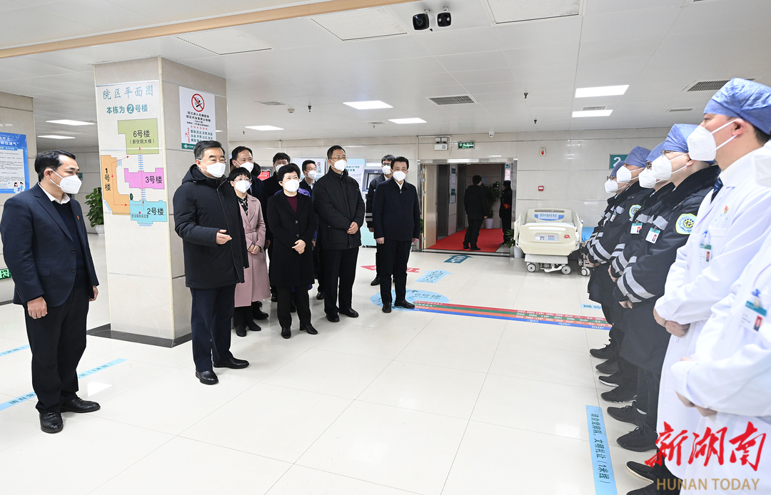 1月19日上午，张庆伟在长沙市120急救中心北分站，看望慰问一线医务人员。