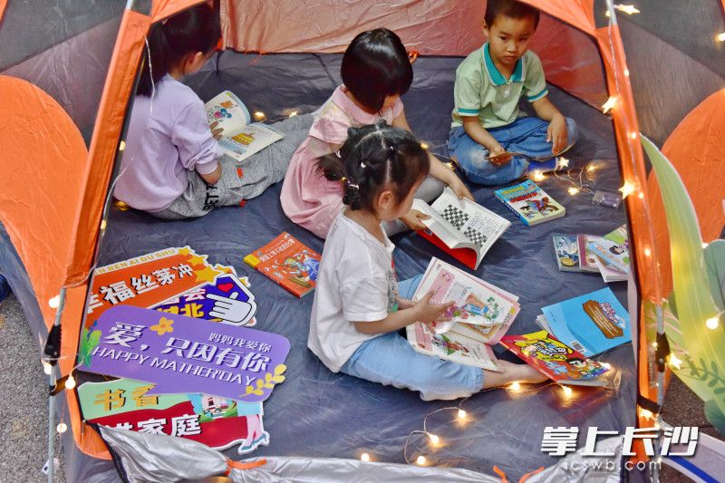 孩子们走进帐篷书屋交流阅读休会和阅读快乐。