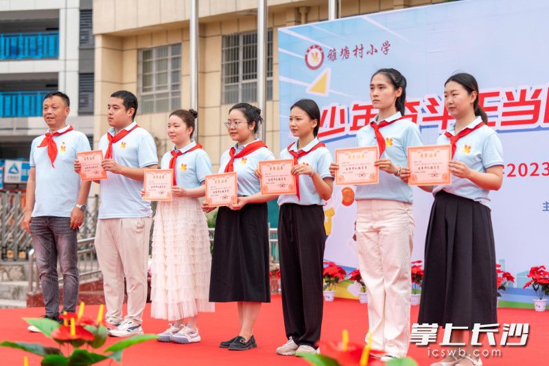 学校表彰了6名优秀中队辅导员。