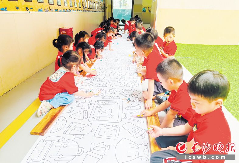 幼儿园里，孩子们乐享“欢乐六一”主题活动。刘攀 摄